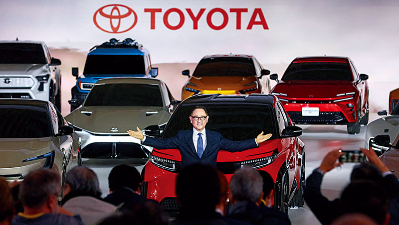 為了洗刷對電動車消極形象，豐田汽車社長豐田章男親上火線，一次發表16輛量產概念車